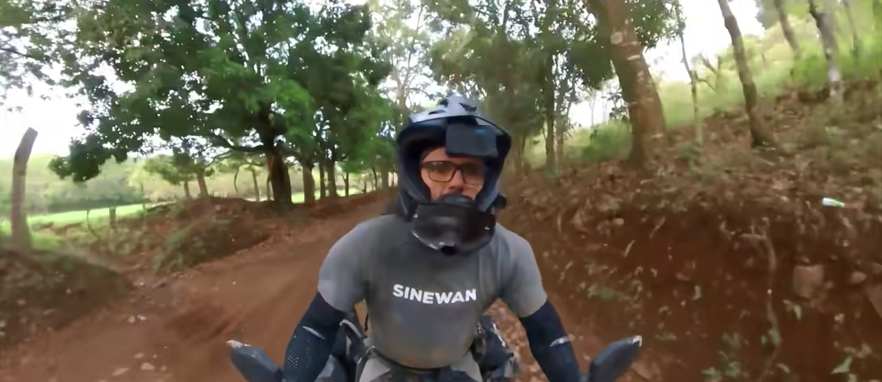 motociclista-espanol-charly-sinewan-destaca-educacion-de-los-soldados-salvadorenos
